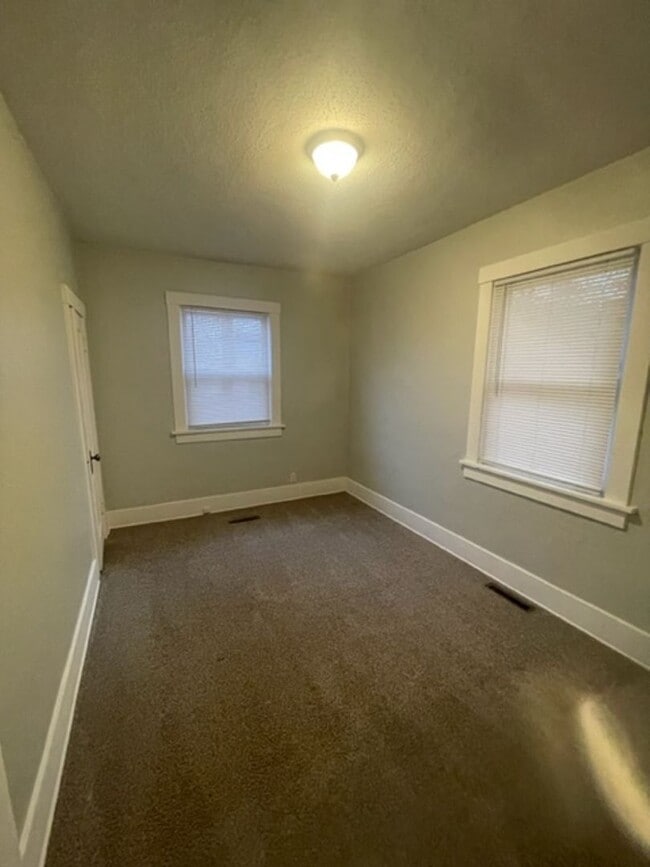 Building Photo - Adorable West Side Bungalow