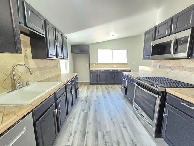 Building Photo - Spacious 4- Bedroom Remodeled Home in Palm...