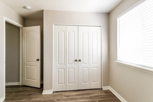 Building Photo - 2114 Juniper Dr