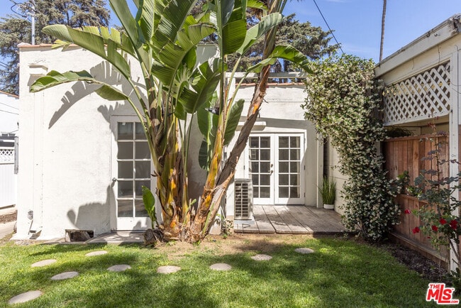 Building Photo - 1553 N Stanley Ave