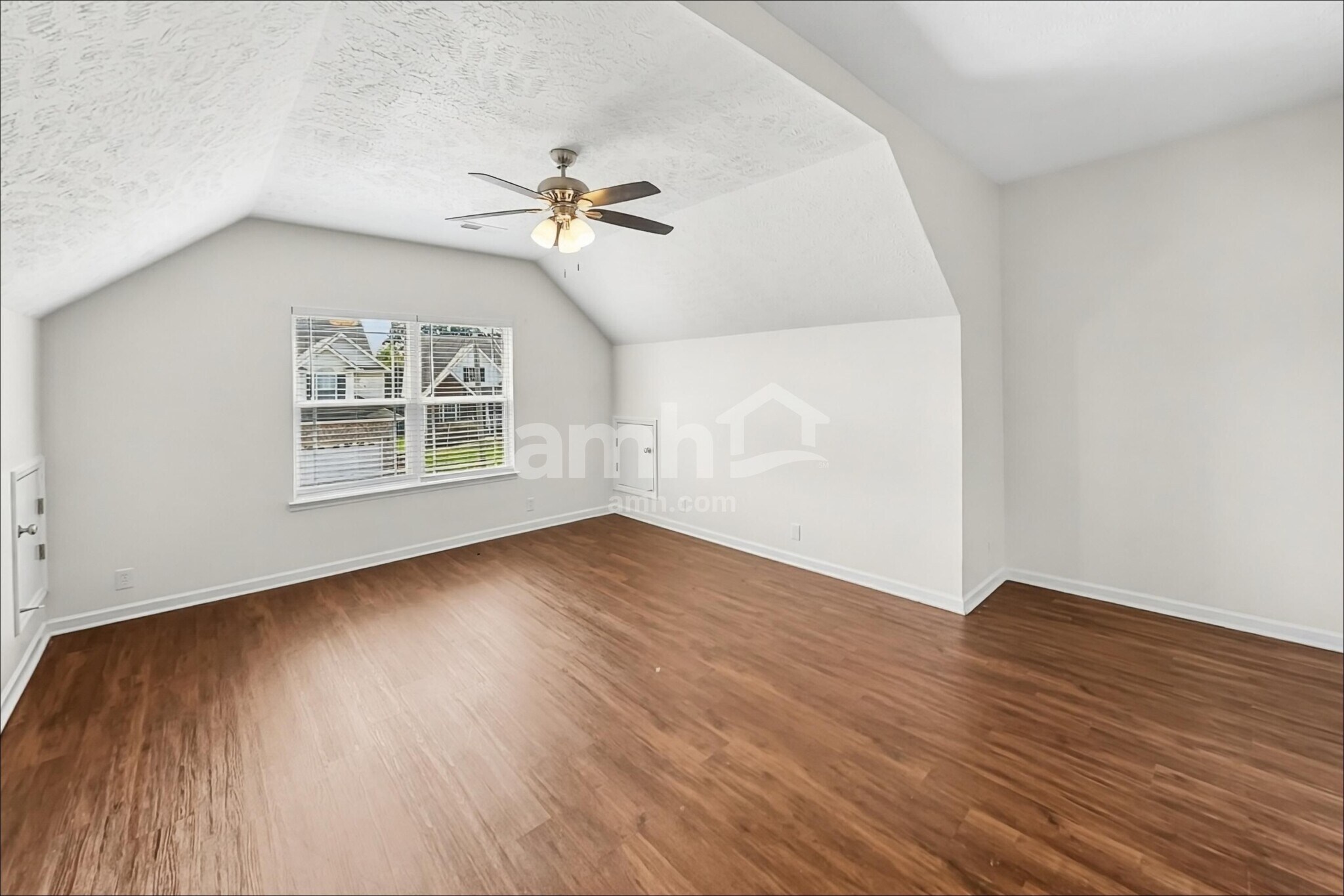 Building Photo - 305 School House Ct