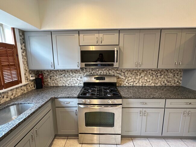Building Photo - 523 McKean St