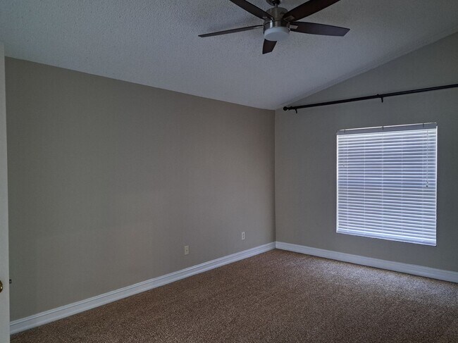 Building Photo - Pool Home in Oak Valley