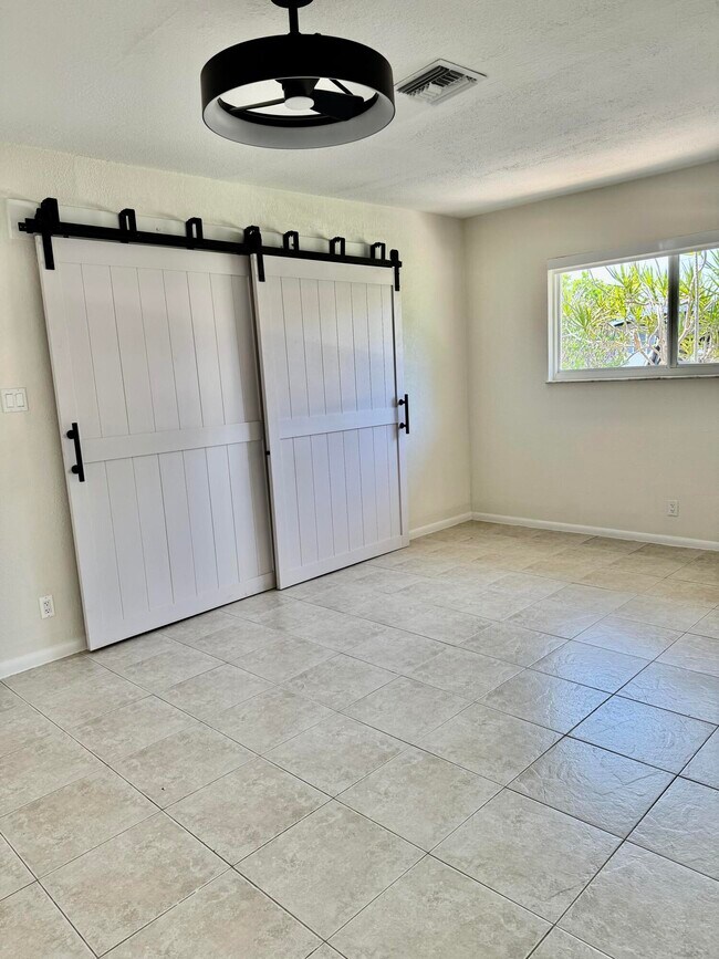 Building Photo - 10 Forest Hills Ln