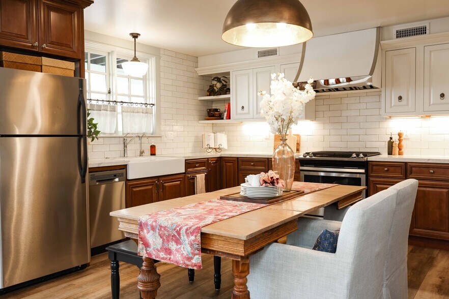 Large eat in kitchen - 2214 Brant St