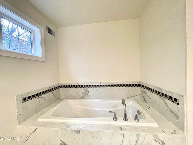 Building Photo - 11 Poplar Dr