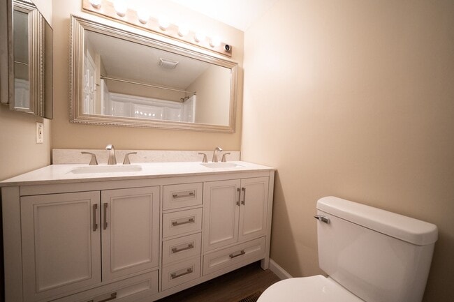 Building Photo - Remodeled 2 sty 4 bd, 2 1/2 ba 2 car gar fenced yd 6 ,9, or 12 mo lease