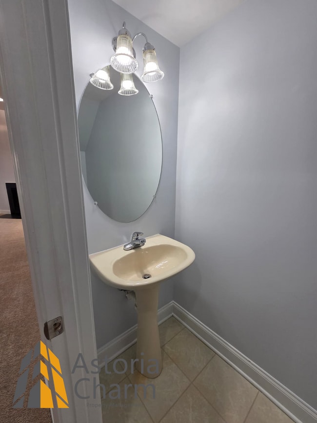 Building Photo - 3 Bedroom 3 Level Home with Garage and Flexible Layout