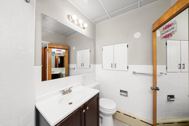 Building Photo - 2420 S Oakley Ave
