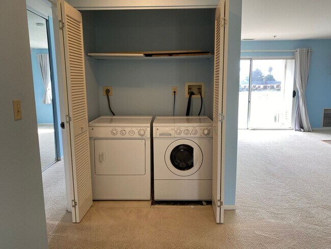 Building Photo - EPIC REA: Condo w/Parking & Community Pool close to BART & schools