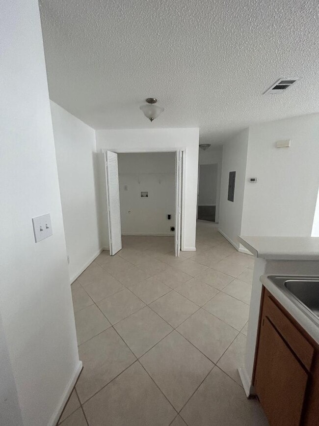 Building Photo - 100 Kazmira Ct