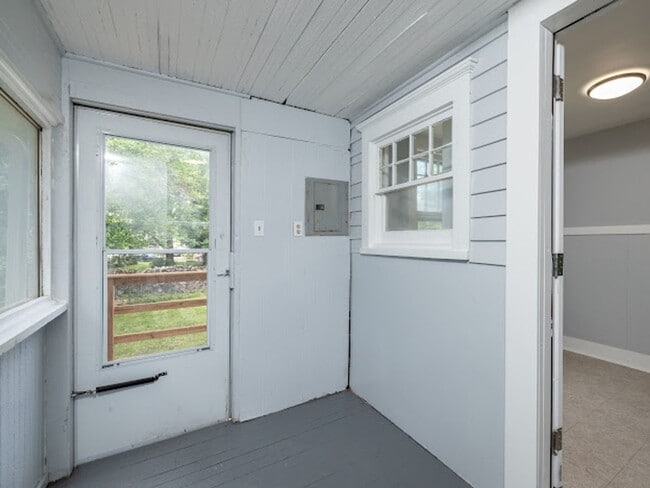Building Photo - Newly renovated! 3 bedroom 1 bath with sin...