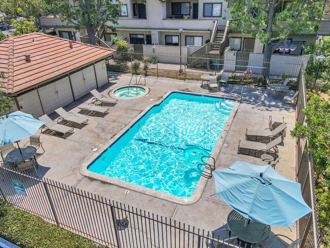 Building Photo - Thousand Oaks- Three Bedroom Condo