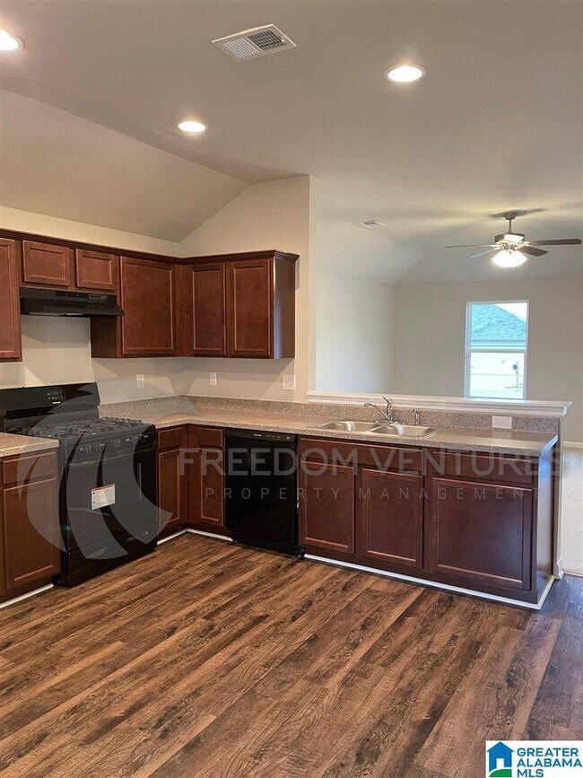 Building Photo - 401 Woodland Trl