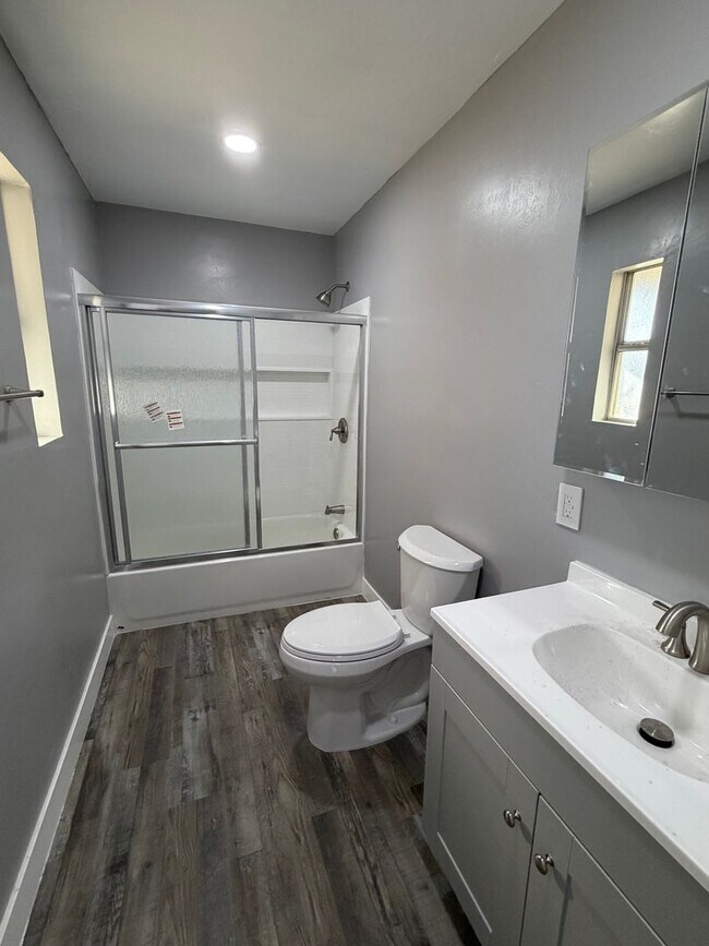 Building Photo - Newley Remodeled 3 BD 2 BA house with Big lot in SW Bakersfield