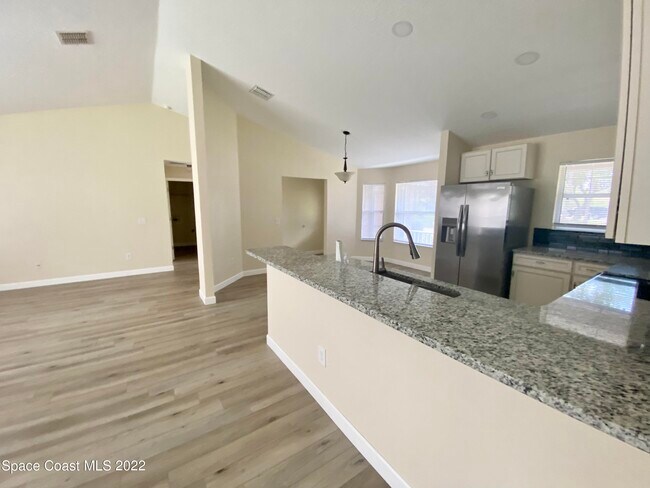 Building Photo - 2435 Palisades Dr SE