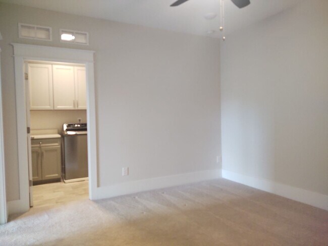 Building Photo - Move-in ready Townhome located in Blanchar...