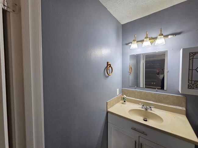 Building Photo - 96 Willow Dr