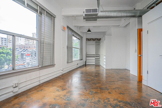 Building Photo - 812 S Spring St