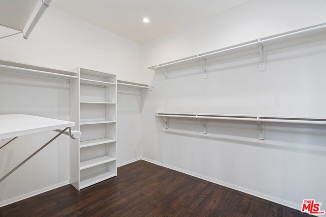 Building Photo - 5683 Hazelcrest Cir