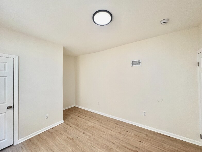 Building Photo - 122 Shephard Ave
