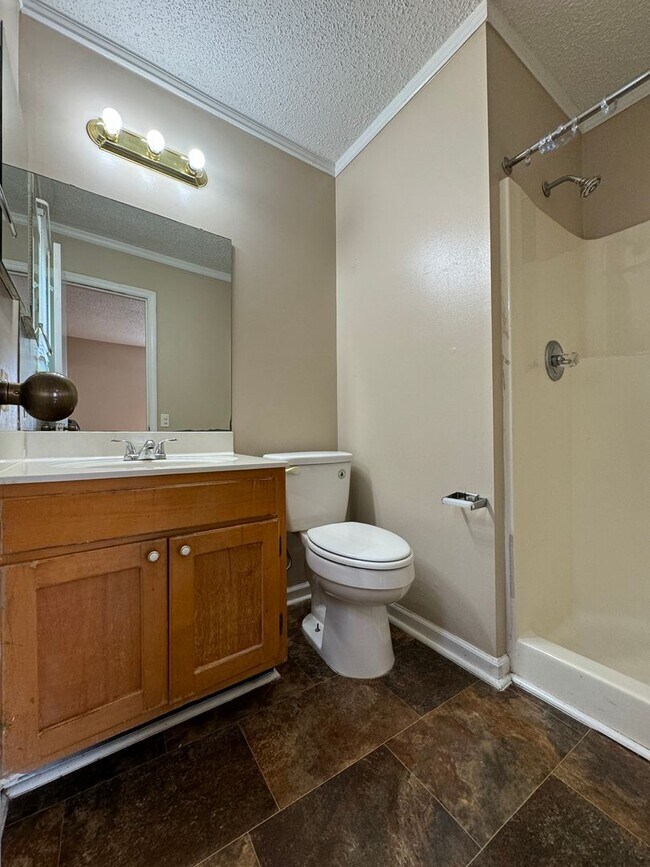 Building Photo - 1620 Hickory Pl