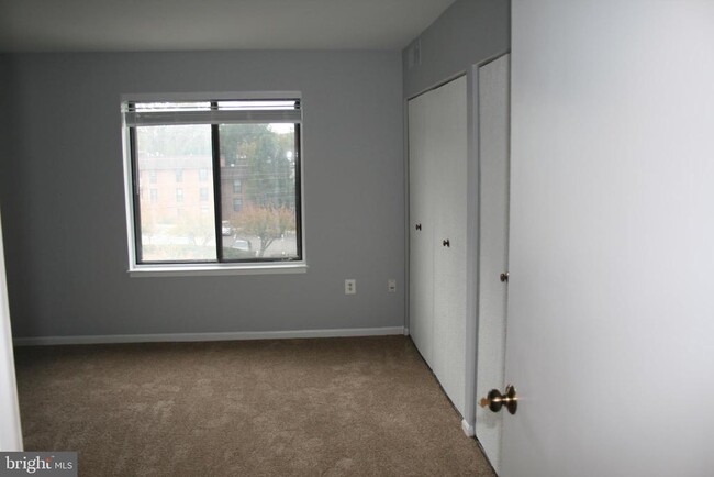 Building Photo - 9728 Kingsbridge Dr