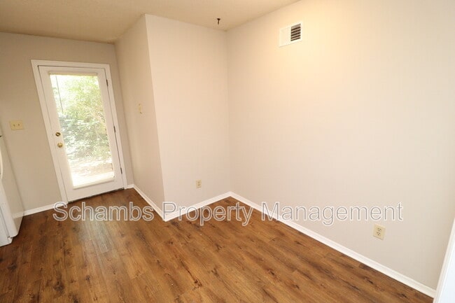 Building Photo - 3905 Lexington Dr