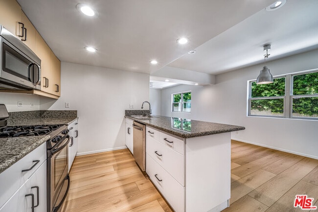 Building Photo - 726 W 37th St