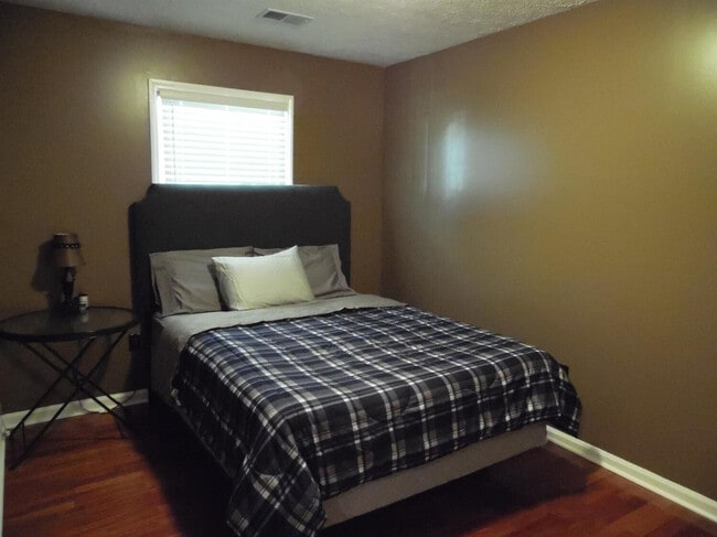 Building Photo - 1305 Amherst Dr