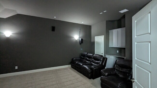 Building Photo - 5 Bed | 5 Bath | 3-Car Garage | 4,054 Sq f...