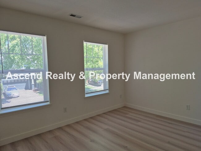 Building Photo - Available NOW! Updated in Arbor Roses 3Bed...