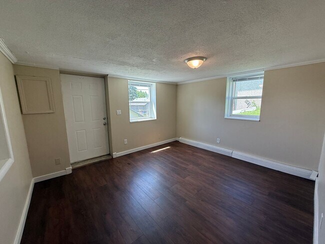 Building Photo - 560-562 37th Ave NE