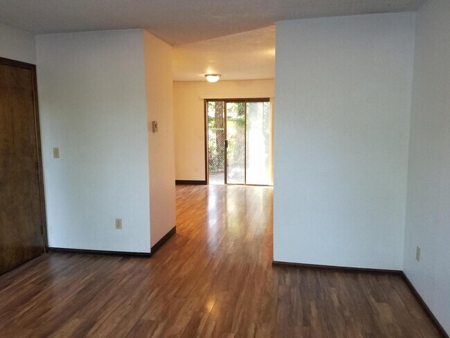 Building Photo - 1131 Applegate St