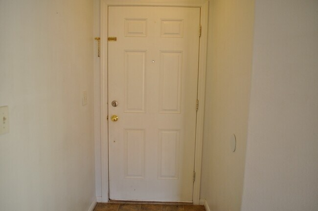 Building Photo - Single Story Three Bedroom Home in the Heart of Henderson