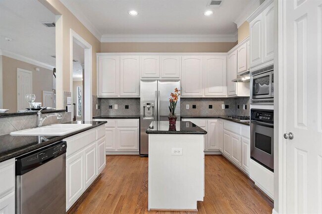 Building Photo - 1503 Shady Villa Fern