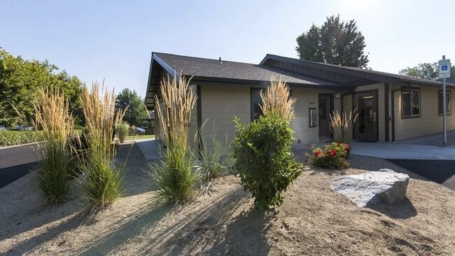 Building Photo - 220 Holiday Ln