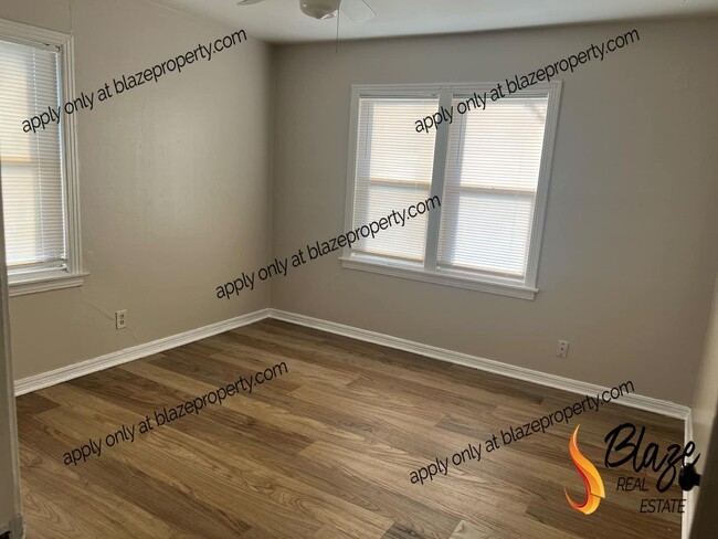 Building Photo - 2 Bed 1 Bath Home | Fresh Paint & New Floo...