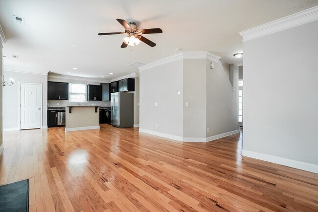 Building Photo - 170 Davelyn Ct