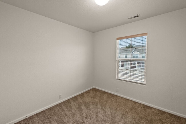 Building Photo - Well maintained pet friendly townhome, close to downtown.