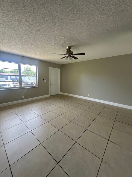 Building Photo - 4562 Gulfstream Rd