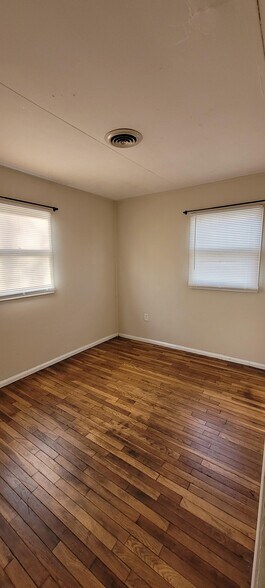 Bed room 1 - 516 E Warren St