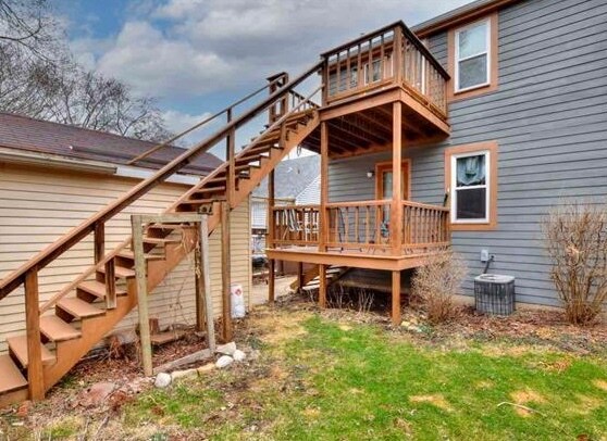 Shared back yard with separate decks for each unit. - 2348 Superior St