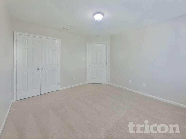 Building Photo - 2092 Roscommon Dr
