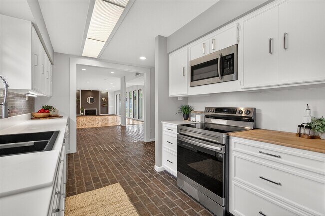Building Photo - 147 Valley Dr