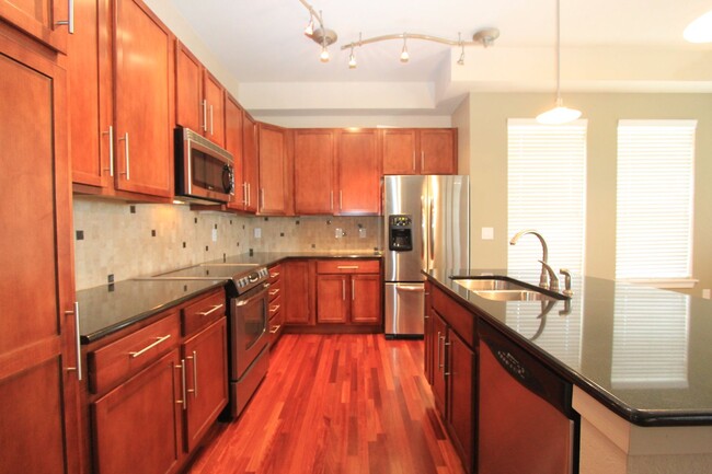 Building Photo - Gorgeous Corner Unit DTC Condo