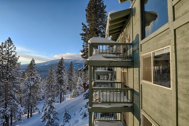 Building Photo - Gorgeous Lake View Condo