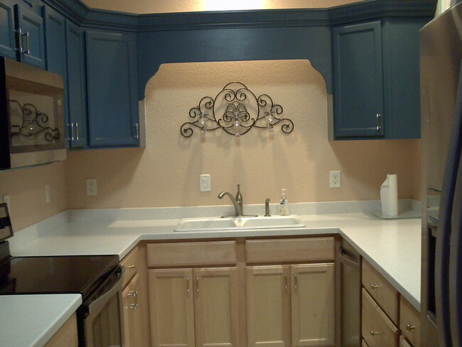 New stainless steel app. Corian counter, Kraftmaid cabinets - 7256 David Blvd