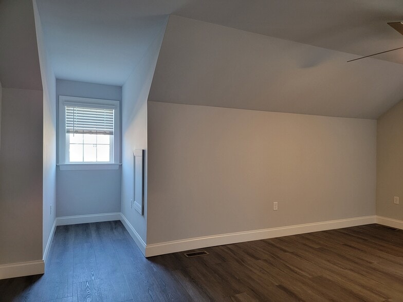 Building Photo - 213 Buckton Dr