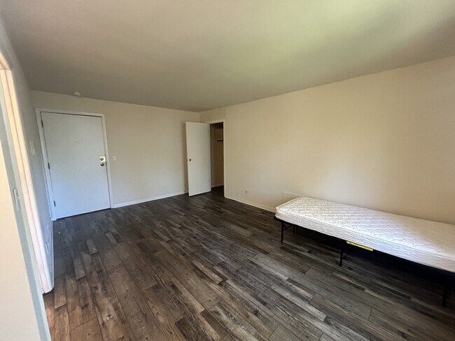 Building Photo - 134 E Johnson St